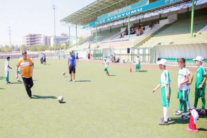 Başkan amcalarıyla futbol oynadılar