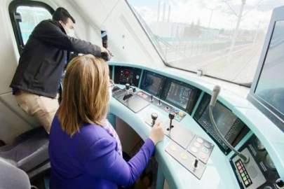 Başkan Şahin makinist koltuğuna oturarak Milli Elektrikli Tren’i test etti