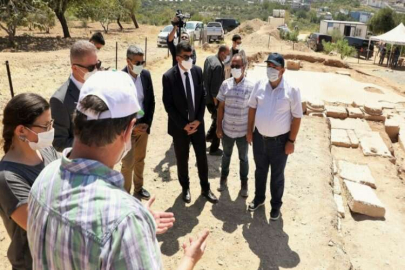 Gül ile Fadıloğlu, Dülük Antik Kenti Keber Tepesi’nde incelemede bulundu