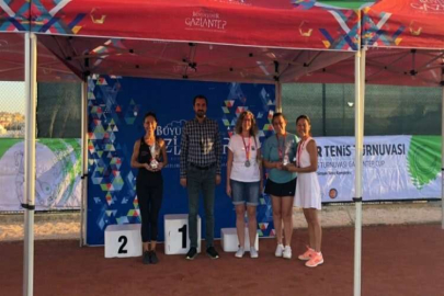 Büyükşehir, uluslararası tenis turnuvasında derece alan isimleri ödüllendirdi