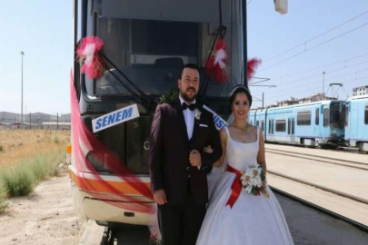 EVLENEN VATMAN ÇİFTİN GELİN ARACI TRAMVAY OLDU