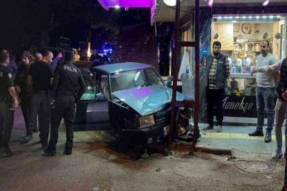 Polis ekiplerinden kaçan sürücü direğe çarparak durdu