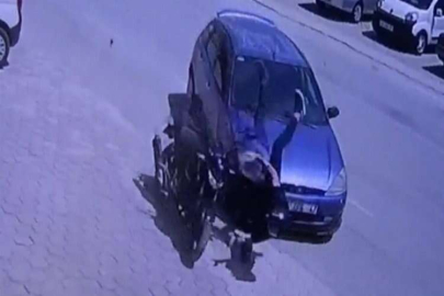 Otomobil ile çarpışan motosikletin sürücüsü böyle havalandı