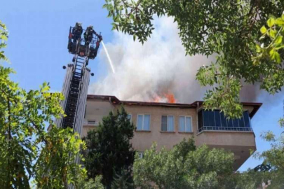 Tadilat sırasında çatı alev aldı, binadakiler büyük korku yaşadı