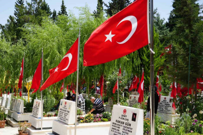 Gaziantep’teki mezarlıklar ve şehitliklerde Arefe yoğunluğu