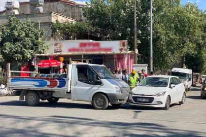 Kamyonet kasasından otomobilin üzerine uçtular: 2 yaralı