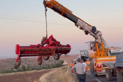 Traktör yüklü tır devrildi: 1 yaralı