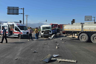 3 aracın karıştığı kazada minibüs şoförü ağır yaralandı