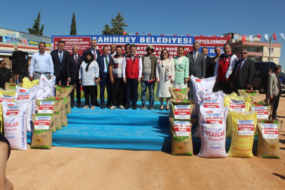 Bakan Yumaklı üreticilere gübre ve tohum dağıttı