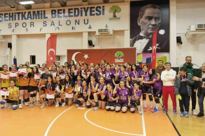 Şehitkamil’de yıldız kızlar voleybol turnuvası sona erdi