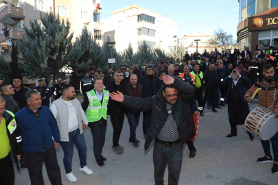 Nizip Belediyesi işçileri, zamlı maaşlarını halaylarla kutladı